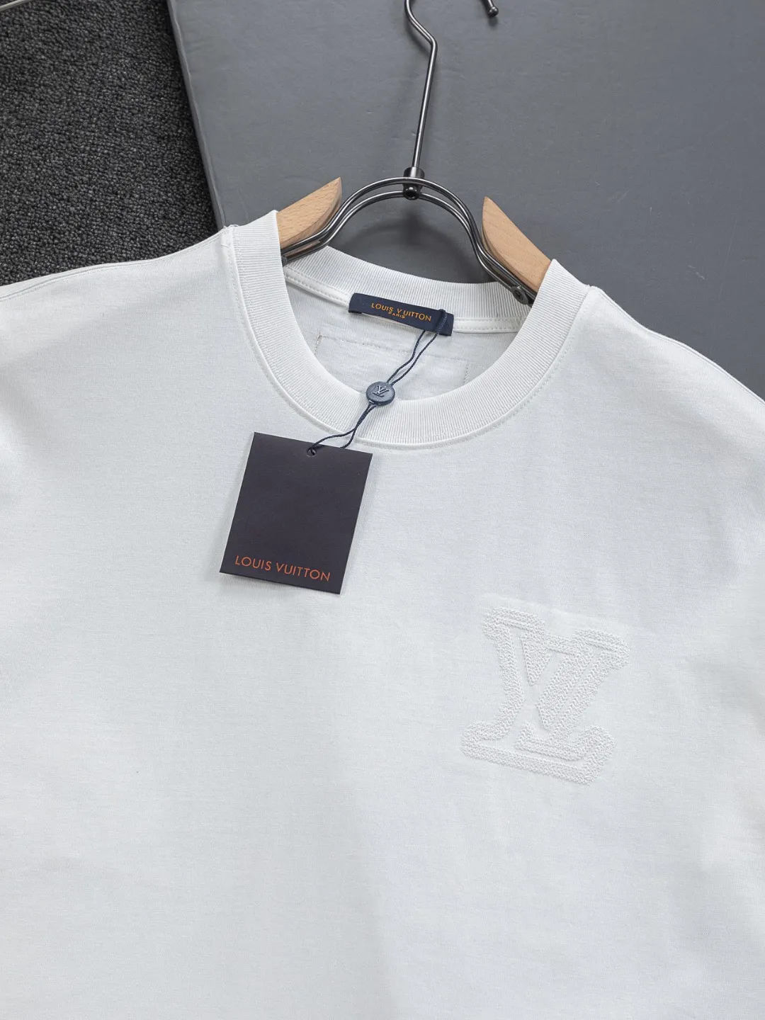 🅿️200 Louis Vuitton 1V LV micro-wide version S-XL LV 26ss new products are available at the counter simultaneously. Multiple craftsmanship. Three-dimensional small logo letters on the chest🪡 embroidery + multi-label four-leaf clover on the back🍀🪡 embroidery. Round neck short-sleeved T-shirt, same style for men and women! Consigned to one-to-one creation. Synchronized with the official website, pure cotton fabrics at the counter! It is close to the skin and comfortable, durable and easy to wear. It has a classic and simple logo design and meticulous original craftsmanship. Short-sleeves, a must-have item for men, do not appear to be the same for the general public, but must be unique and eye-catching. This LV short-sleeve is all about quality, comfort, the same shape and fashion as always, including fabrics and cutting techniques. All of them have been made with great effort! 320 grams of washed pure cotton fabric, pure cotton is breathable, very refreshing and comfortable for daily wear. The rib knitting on the neckline is smooth and tight, and the neckline will not be skewed if you toss it at will. The loose version, you will find that it looks really good on the upper body. The overall is minimalist and neat, super versatile for daily use! Pair it casually with a pair of pants for a youthful look. A T-shirt will make your outfit crazy. It is a fashionable item that can never go wrong! Color: Black White Size: S-XL Size chart: S: Shoulder width 50-Bust 56-Length 70 M: Shoulder width 52-Bust 57-Length 72 L: Shoulder width 54-Bust 59-Length 74 XL: Shoulder width 56-Bust 62-Length 76